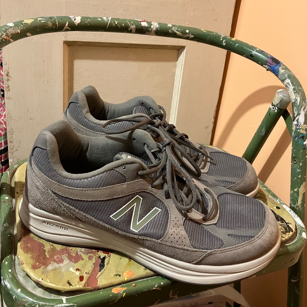 New Balance 877 Abzorb casual walking shoes